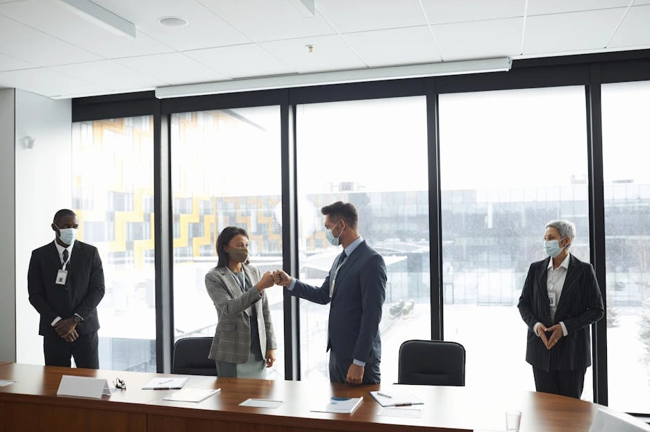 Grupa menedżerów analizująca wykresy strategiczne w sali konferencyjnej