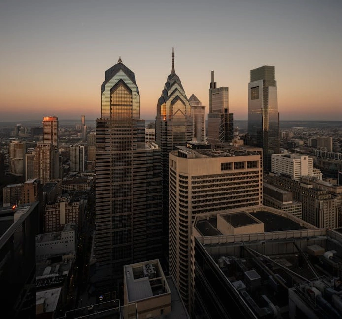 Nowoczesne biuro z widokiem na panoramę miasta o zmierzchu